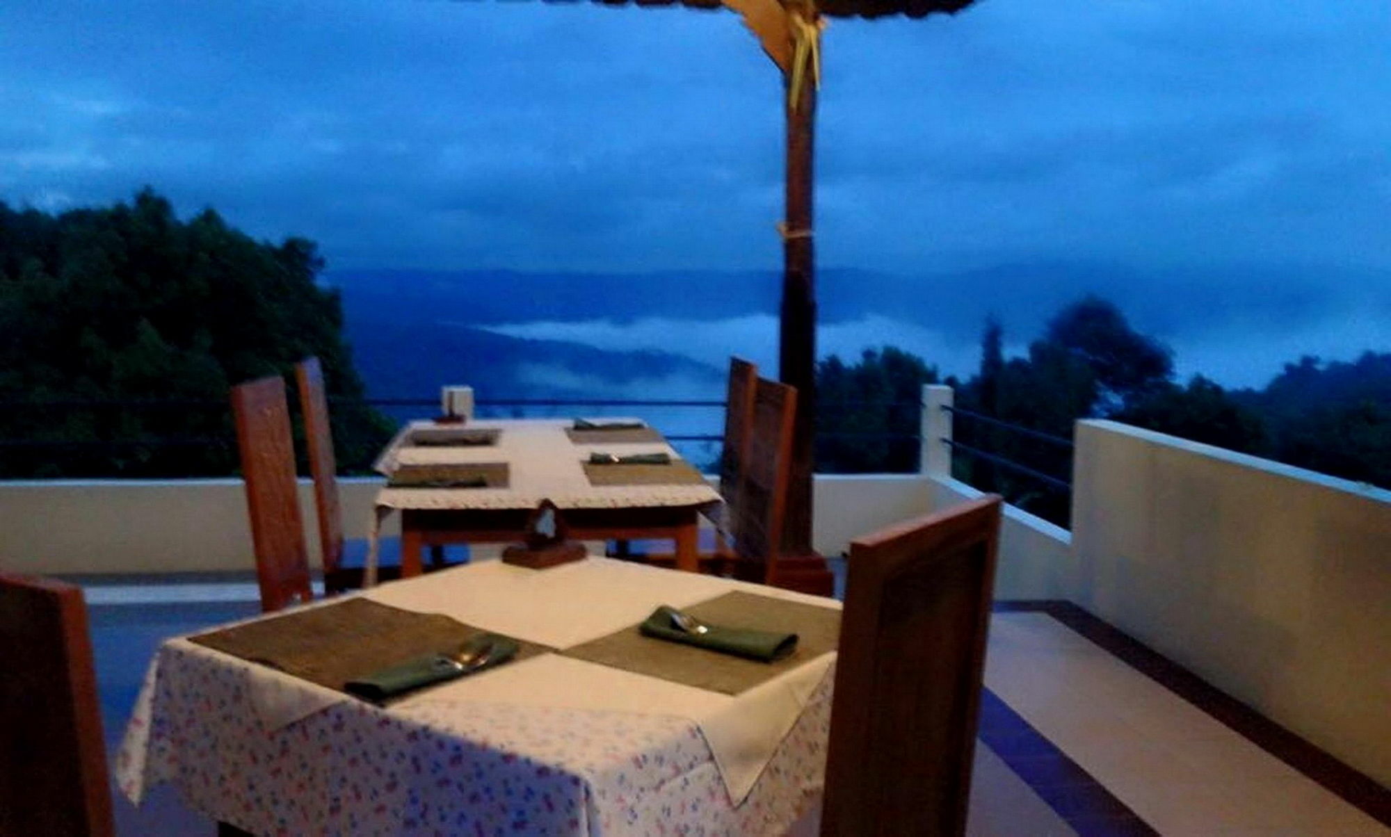 Karang Sari Guesthouse & Warung Munduk エクステリア 写真